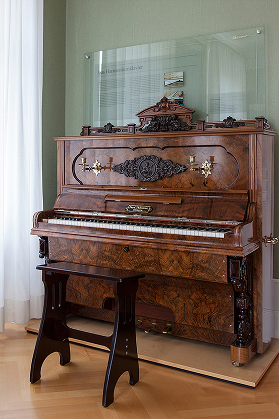 博物馆内的簧风琴-钢琴